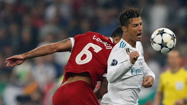 Liverpoolský Dejan Lovren a Cristiano Ronaldo z Realu ve finále Ligy mistrů. Liverpoolský Dejan Lovren a Cristiano Ronaldo z Realu ve finále Ligy mistrů.