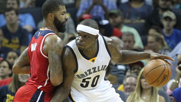 Zacha Randolpha z Memphisu (vpravo) brání Markieff Morris z Washingtonu. Zacha Randolpha z Memphisu (vpravo) brání Markieff Morris z Washingtonu.