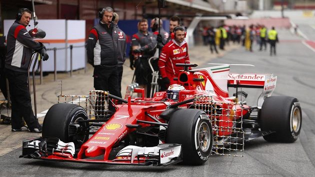 Kimi Räikkönen během předsezónních testů v Barceloně. Kimi Räikkönen během předsezónních testů v Barceloně.