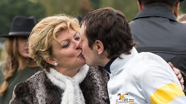 Vítěz 126. Velké pardubické žokej Jan Faltejsek a trenérka Martina Růžičková. Vítěz 126. Velké pardubické žokej Jan Faltejsek a trenérka Martina Růžičková.