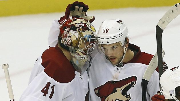 Hokejisté Phoenixu se radují z vítězství nad Detroitem. Vlevo brankář Mike Smith, vpravo Antoine Vermette. Hokejisté Phoenixu se radují z vítězství nad Detroitem. Vlevo brankář Mike Smith, vpravo Antoine Vermette.