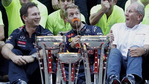 V týmu Red Bullu je dobrá nálada. Mistr světa Sebastian Vettel z Německa (uprostřed) baví poradce Helmuta Marka (vpravo) a šéfa Christiana Hornera. Ten pozici promotéra F1 po Eccelstonovi převzít nechce. V týmu Red Bullu je dobrá nálada. Mistr světa Sebastian Vettel z Německa (uprostřed) baví poradce Helmuta Marka (vpravo) a šéfa Christiana Hornera. Ten pozici promotéra F1 po Eccelstonovi převzít nechce.