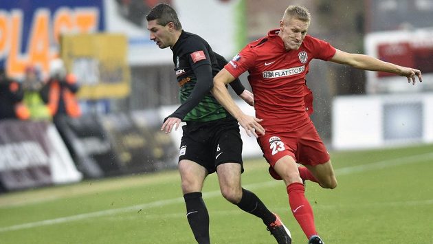 Tomáš Pilík z Příbrami (vlevo) a Michal Škoda z Brna v souboji. Tomáš Pilík z Příbrami (vlevo) a Michal Škoda z Brna v souboji.