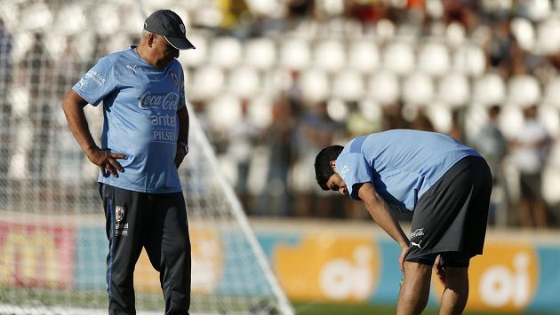 Kondiční trenér uruguayské reprezentace Walter Ferreira dohlíží na svého hvězdného svěřence Luise Suáreze. Kondiční trenér uruguayské reprezentace Walter Ferreira dohlíží na svého hvězdného svěřence Luise Suáreze.