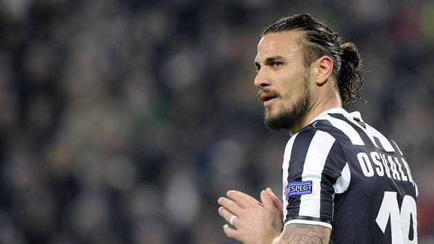 Pablo Osvaldo z Juventusu během úvodního utkání vyřazovací části Evropské ligy proti Trabzonsporu. Pablo Osvaldo z Juventusu během úvodního utkání vyřazovací části Evropské ligy proti Trabzonsporu.