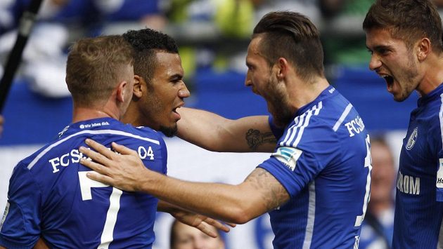 Fotbalisté Schalke se radují z branky, kterou vstřelili Borussii Dortmund. Fotbalisté Schalke se radují z branky, kterou vstřelili Borussii Dortmund.