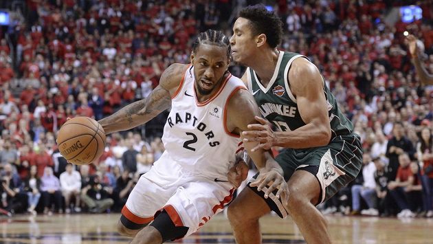 Kawhi Leonard (vlevo) z Toronta obchází bránícího Malcolma Brogdona z Milwaukee. Kawhi Leonard (vlevo) z Toronta obchází bránícího Malcolma Brogdona z Milwaukee.