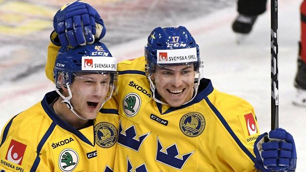 Švédští hokejisté Oscar Möller (vlevo) a Par Lindholm se radují z gólu proti Kanadě. Ilustrační snímek. Švédští hokejisté Oscar Möller (vlevo) a Par Lindholm se radují z gólu proti Kanadě. Ilustrační snímek.