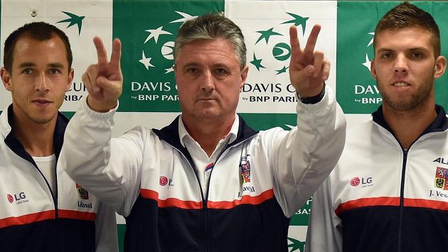 Hlavní část českého daviscupového týmu pro zápas 1. kola s Austráli. Zleva Lukáš Rosol, nehrající kapitán Jaroslav Navrátil a Jiří Veselý. Hlavní část českého daviscupového týmu pro zápas 1. kola s Austráli. Zleva Lukáš Rosol, nehrající kapitán Jaroslav Navrátil a Jiří Veselý.
