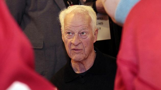 Slavný Gordie Howe na snímku z loňských oslav 85. narozenin. Slavný Gordie Howe na snímku z loňských oslav 85. narozenin.