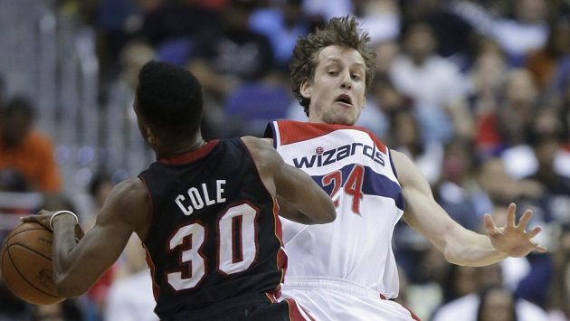Český basketbalista Jan Veselý zastavuje útok Norrise Coleho z Miami. Český basketbalista Jan Veselý zastavuje útok Norrise Coleho z Miami.