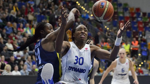 Tina Charlesová (vlevo) z Fenerbahce a Nnemkadi Ogwumikeová z Dynama Kursk bojují o míč v zápase o třetí místo. Tina Charlesová (vlevo) z Fenerbahce a Nnemkadi Ogwumikeová z Dynama Kursk bojují o míč v zápase o třetí místo.