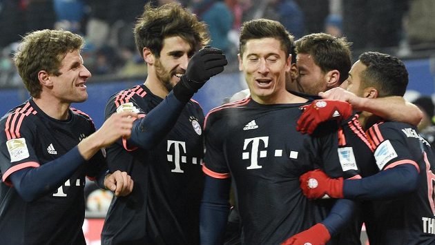 Fotbalisté Bayernu slaví gól na hřišti Hamburku. Třetí zleva je střelec gólu Robert Lewandowski. Fotbalisté Bayernu slaví gól na hřišti Hamburku. Třetí zleva je střelec gólu Robert Lewandowski.