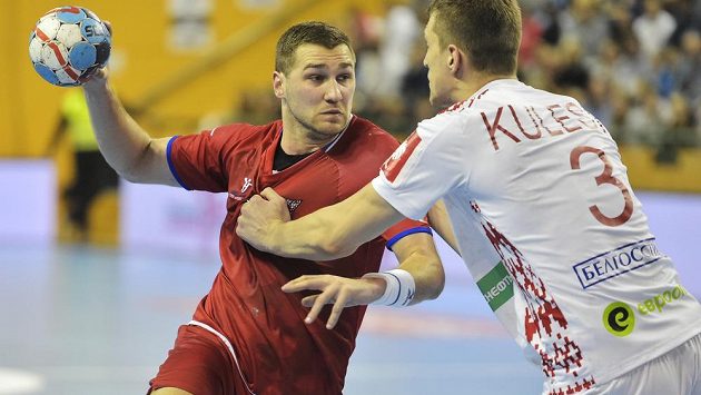 Zleva český házenkář Tomáš Babák a Uladzislau Kuleš z Běloruska. Snímek z prvního vzájemného utkání kvalifikace. Zleva český házenkář Tomáš Babák a Uladzislau Kuleš z Běloruska. Snímek z prvního vzájemného utkání kvalifikace.