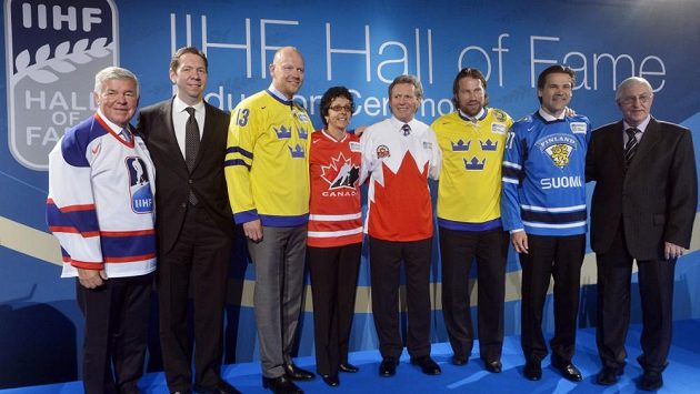 Noví členové Síně slávy IIHF. Zleva Jan-Ake Edvinsson, Gord Miller, Mats Sundin, Danielle Goyetteová, Paul Henderson, Peter Forsberg, Teppo Numminen a Boris Michajlov. Noví členové Síně slávy IIHF. Zleva Jan-Ake Edvinsson, Gord Miller, Mats Sundin, Danielle Goyetteová, Paul Henderson, Peter Forsberg, Teppo Numminen a Boris Michajlov.