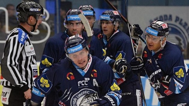 Liberečtí hokejisté se radují z gólu proti Plzni, který vstřelil Petr Vampola (vpředu vlevo). Liberečtí hokejisté se radují z gólu proti Plzni, který vstřelil Petr Vampola (vpředu vlevo).