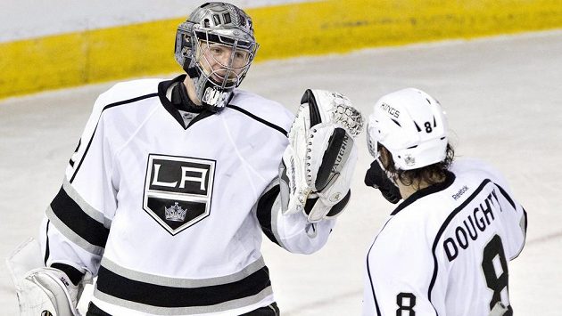 Brankář Los Angeles Kings Jonathan Quick a jeho spoluhráč Drew Doughty (8) slaví vítězství na ledě Edmontonu. Brankář Los Angeles Kings Jonathan Quick a jeho spoluhráč Drew Doughty (8) slaví vítězství na ledě Edmontonu.