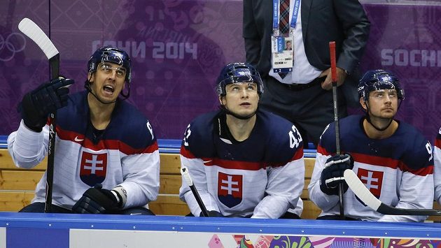 Slovenští hokejité po třetí slovinské brance. Zleva Jurčina a Surový. Slovenští hokejité po třetí slovinské brance. Zleva Jurčina a Surový.