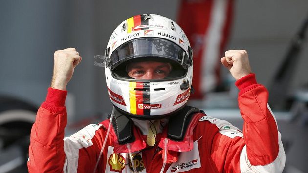 Vettel oslavuje svůj malajsijský triumf. Vettel oslavuje svůj malajsijský triumf.