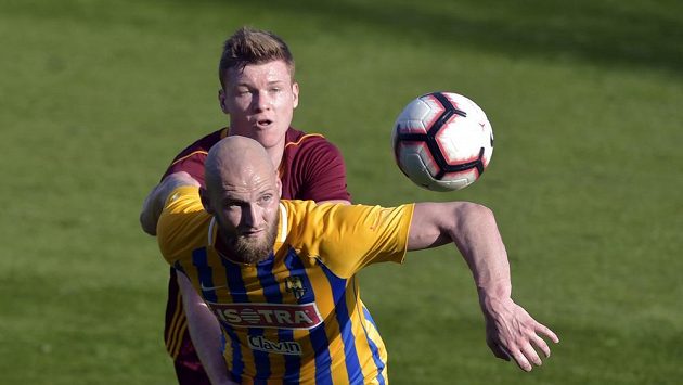 Tomáš Smola z Opavy (vepředu) v souboji s Michalem Bezpalcem v dresu Dukly v zápase 26. kola Fortuna ligy. Tomáš Smola z Opavy (vepředu) v souboji s Michalem Bezpalcem v dresu Dukly v zápase 26. kola Fortuna ligy.