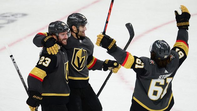 Hokejisté Vegas Max Pacioretty (67), Alec Martinez (23) a Mark Stone (61) se radují z gólu proti Coloradu v šestém zápase série. Hokejisté Vegas Max Pacioretty (67), Alec Martinez (23) a Mark Stone (61) se radují z gólu proti Coloradu v šestém zápase série.
