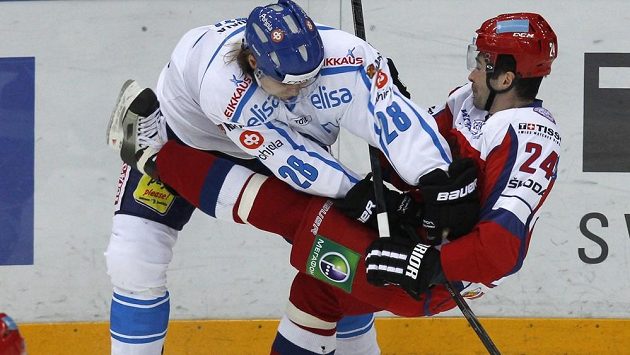 Finský hokejista Miika Lahti ves srážce s Rusem Alexanderem Popovem. Finský hokejista Miika Lahti ves srážce s Rusem Alexanderem Popovem.