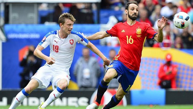 Český záložník Ladislav Krejčí (vlevo) v souboji se španělským obráncem Juanfranem během zápasu ME. Český záložník Ladislav Krejčí (vlevo) v souboji se španělským obráncem Juanfranem během zápasu ME.