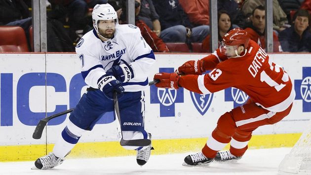 Obránce Tampy Bay Lightning Radko Gudas (vlevo) přihrává přes útočníka Detroitu Pavla Datsjuka. Obránce Tampy Bay Lightning Radko Gudas (vlevo) přihrává přes útočníka Detroitu Pavla Datsjuka.