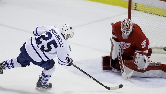 Mike Santorelli překonává Jimmyho Howarda a střílí vítězný gól Toronta v duelu s Detroitem. Mike Santorelli překonává Jimmyho Howarda a střílí vítězný gól Toronta v duelu s Detroitem.