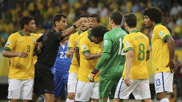 Brazilští fotbalisté protestují proti výroku uzbeckého sudího Ravshana Irmatovova. Brazilští fotbalisté protestují proti výroku uzbeckého sudího Ravshana Irmatovova.