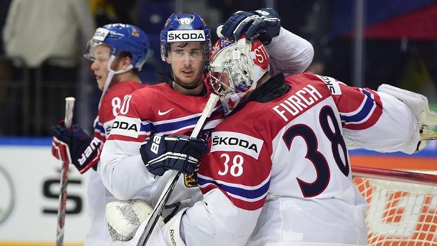 Roman Červenka gratuluje brankáři Dominiku Furchovi k nule v zápase s Ruskem. Roman Červenka gratuluje brankáři Dominiku Furchovi k nule v zápase s Ruskem.