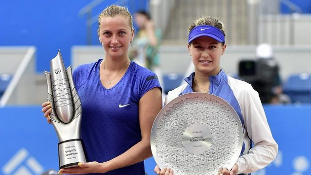 Vítězka turnaje ve Wu-chanu Petra Kvitová (vlevo) a poražená finalistka Eugenie Bouchardová z Kanady. Vítězka turnaje ve Wu-chanu Petra Kvitová (vlevo) a poražená finalistka Eugenie Bouchardová z Kanady.