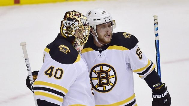David Pastrňák (88) a brankář Tuukka Rask (40) z Bostonu po výhře v Torontu. David Pastrňák (88) a brankář Tuukka Rask (40) z Bostonu po výhře v Torontu.