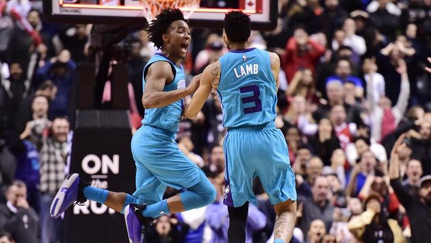 Basketbalista Charlotte Hornets Jeremy Lamb (3) slaví svou parádní trefu se spoluhráčem Devontem Grahamem v utkání NBA s Torontem. Basketbalista Charlotte Hornets Jeremy Lamb (3) slaví svou parádní trefu se spoluhráčem Devontem Grahamem v utkání NBA s Torontem.