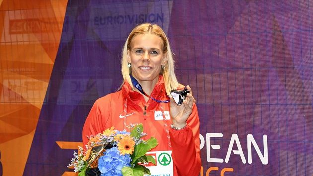 Nikola Ogrodníková se stříbrem na krku. Nikola Ogrodníková se stříbrem na krku.