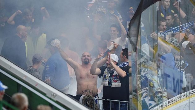 Fanoušci Komety během zápasu v Mladé Boleslavi. Fanoušci Komety během zápasu v Mladé Boleslavi.