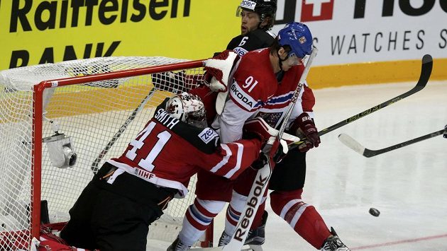 Martin Erat při střetu s kanadským gólmanem Mikem Smithem. Martin Erat při střetu s kanadským gólmanem Mikem Smithem.