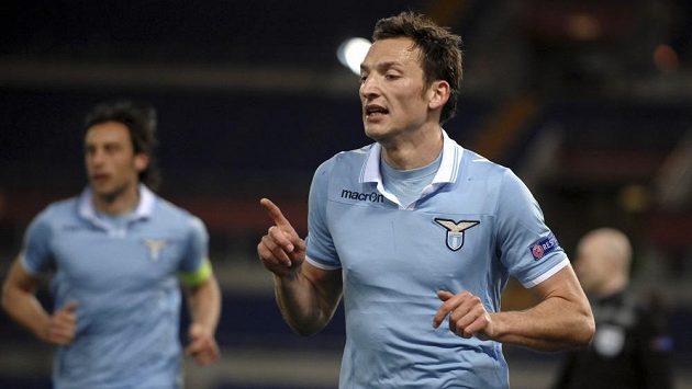 Útočník Lazia Libor Kozák se raduje z gólu v utkání Evropské ligy proti Stuttgartu, v němž nasázel hattrick. Útočník Lazia Libor Kozák se raduje z gólu v utkání Evropské ligy proti Stuttgartu, v němž nasázel hattrick.