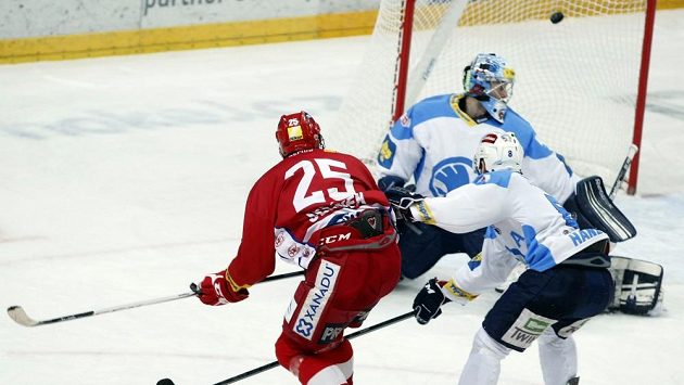 Slávista Petr Jelínek střílí plzeňskému brankáři Marku Mazancovi druhý gól domácích v pátém semifinále extraligy, obranný zákrok Jiřího Hanzlíka už přišel pozdě. Slávista Petr Jelínek střílí plzeňskému brankáři Marku Mazancovi druhý gól domácích v pátém semifinále extraligy, obranný zákrok Jiřího Hanzlíka už přišel pozdě.