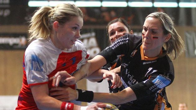 Hráčka Slavie Monika Rajnohová (vlevo) a Hana Martinková z Mostu v utkání finálové série. Hráčka Slavie Monika Rajnohová (vlevo) a Hana Martinková z Mostu v utkání finálové série.