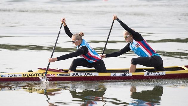 Kanoistky Lenka Součková (vpředu) a Jana Ježová v rozjížďce na 500 m na MS v Račicích. Kanoistky Lenka Součková (vpředu) a Jana Ježová v rozjížďce na 500 m na MS v Račicích.