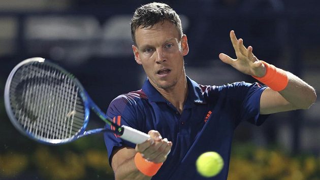 Tomáš Berdych při utkání s Lukášem Rosolem v Dubaji. Tomáš Berdych při utkání s Lukášem Rosolem v Dubaji.