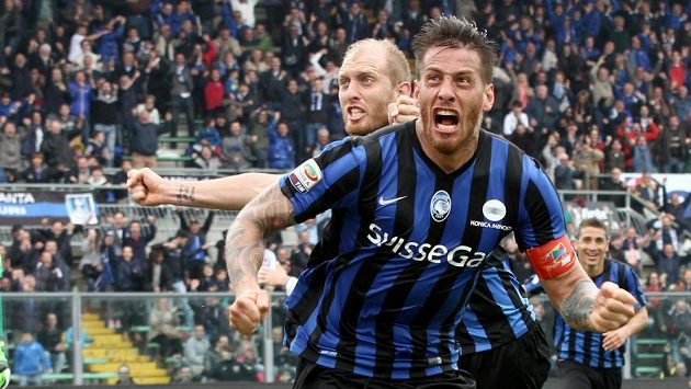 Útočník Bergama German Denis se raduje z vyrovnávacího gólu v zápase s Empoli. Útočník Bergama German Denis se raduje z vyrovnávacího gólu v zápase s Empoli.