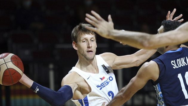Český basketbalista Jan Veselý rozehrává míč v souboji s Řeckem. Češi vyhráli nad favoritem a postoupili na olympiádu v Tokiu. Český basketbalista Jan Veselý rozehrává míč v souboji s Řeckem. Češi vyhráli nad favoritem a postoupili na olympiádu v Tokiu.