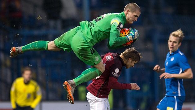 Liberecký brankář Václav Hladký zasahuje před Martinem Frýdkem ze Sparty. Liberecký brankář Václav Hladký zasahuje před Martinem Frýdkem ze Sparty.