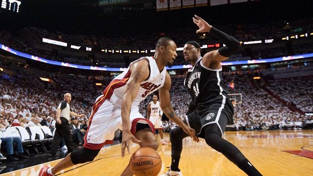 Basketbalista Miami Heat Rashard Lewis (vlevo) a útočník Brooklynu Nets Paul Pierce. Basketbalista Miami Heat Rashard Lewis (vlevo) a útočník Brooklynu Nets Paul Pierce.