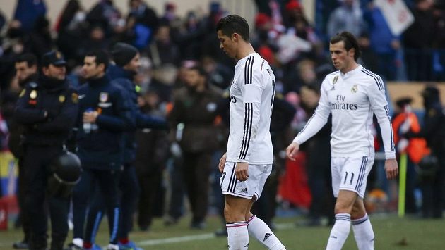 Zklamaní fotbalisté Realu Madrid Cristiano Ronaldo a Gareth Bale (vpravo) odcházejí ze hřiště po výprasku od Atlétika. Zklamaní fotbalisté Realu Madrid Cristiano Ronaldo a Gareth Bale (vpravo) odcházejí ze hřiště po výprasku od Atlétika.