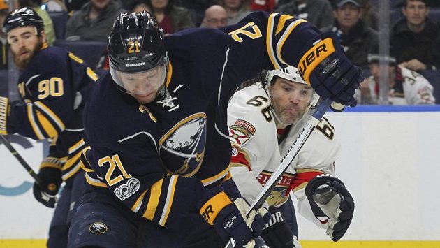 Jaromír Jágr (68) z Floridy a Kyle Okposo (21) z Buffala. Jaromír Jágr (68) z Floridy a Kyle Okposo (21) z Buffala.