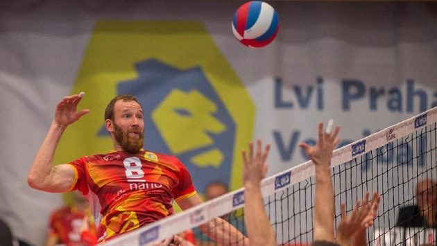 Osmatřicetiletý volejbalový blokař Jiří Král, který působil v Itálii, Řecku, Turecku a ve Francii. Osmatřicetiletý volejbalový blokař Jiří Král, který působil v Itálii, Řecku, Turecku a ve Francii.