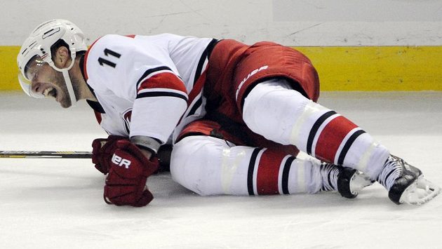 Jordan Staal z Caroliny má zlomenou nohu. Jordan Staal z Caroliny má zlomenou nohu.